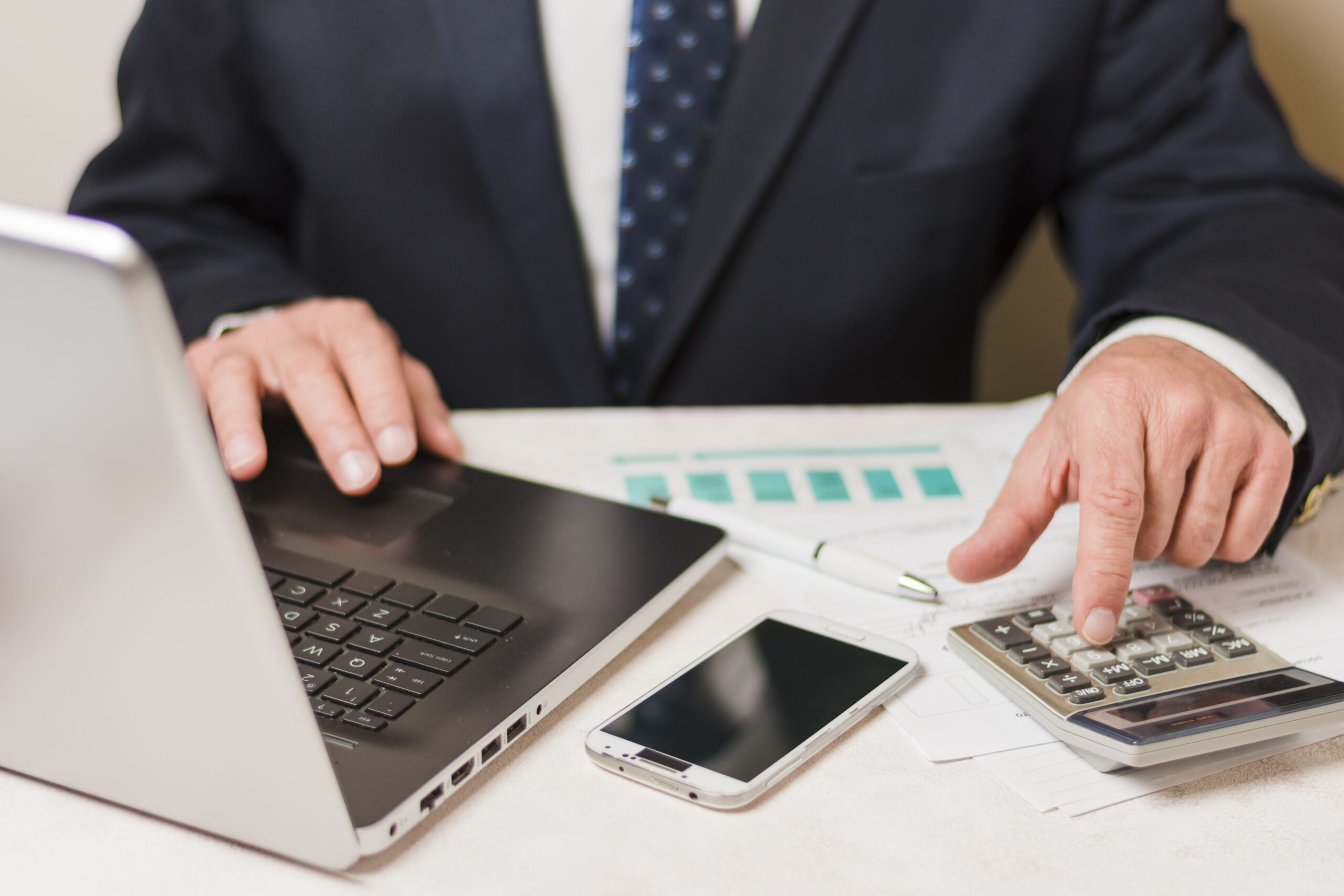 hombre-de-negocios-usando-calculadora